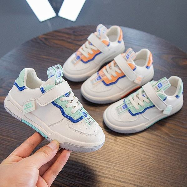 Ležerne dječje tenisice od eko kože sa vezicama i naljepnicama