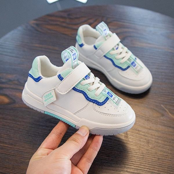 Ležerne dječje tenisice od eko kože sa vezicama i naljepnicama