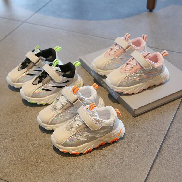 Dječje tenisice sa zakrpom i grubim potplatom