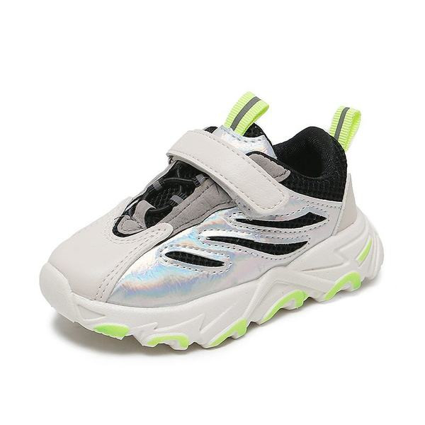 Dječje tenisice sa zakrpom i grubim potplatom