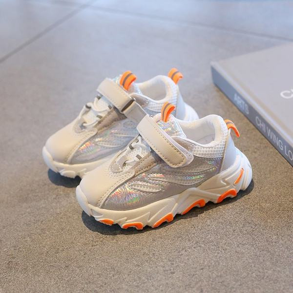 Dječje tenisice sa zakrpom i grubim potplatom