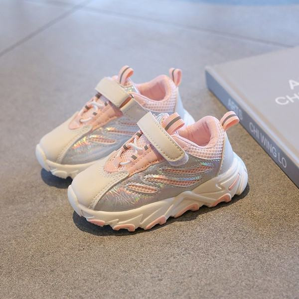 Dječje tenisice sa zakrpom i grubim potplatom