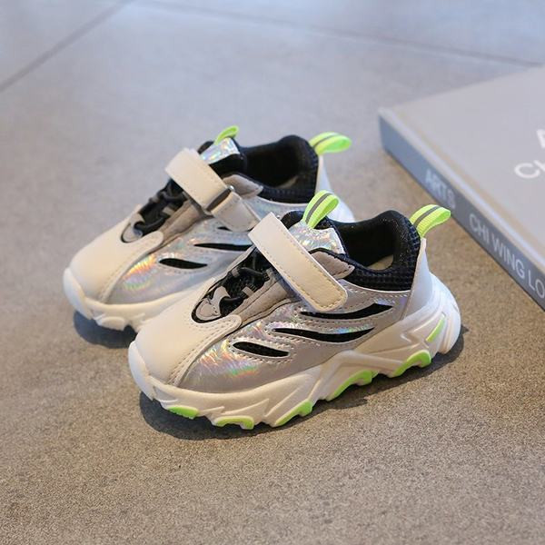 Dječje tenisice sa zakrpom i grubim potplatom