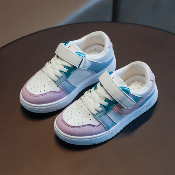 Dječje tenisice sa naljepnicama i ravnim đonom u dvije boje