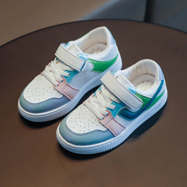 Dječje tenisice sa naljepnicama i ravnim đonom u dvije boje