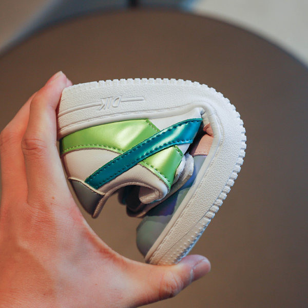 Dječje tenisice sa naljepnicama i ravnim đonom u dvije boje