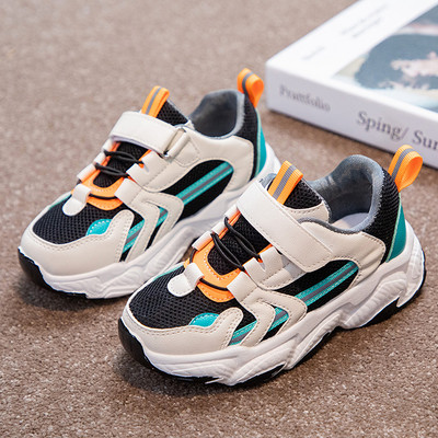 Novi model dječjih tenisica s vezicama i naljepnicom