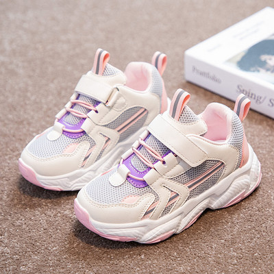 Novi model dječjih tenisica s vezicama i naljepnicom