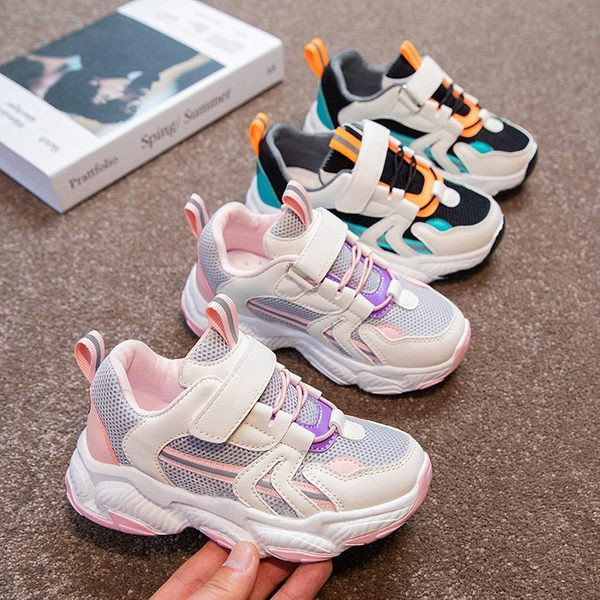 Novi model dječjih tenisica s vezicama i naljepnicom