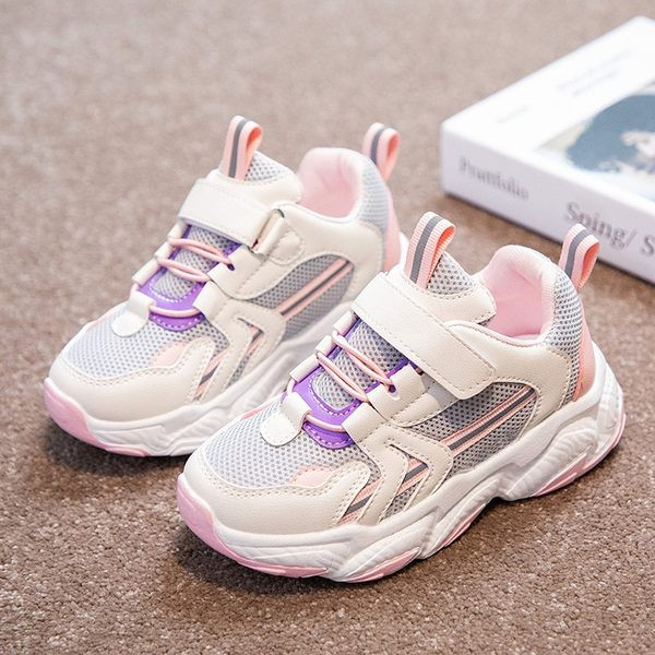 Novi model dječjih tenisica s vezicama i naljepnicom