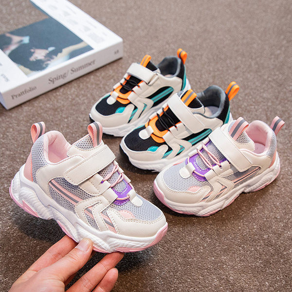 Novi model dječjih tenisica s vezicama i naljepnicom