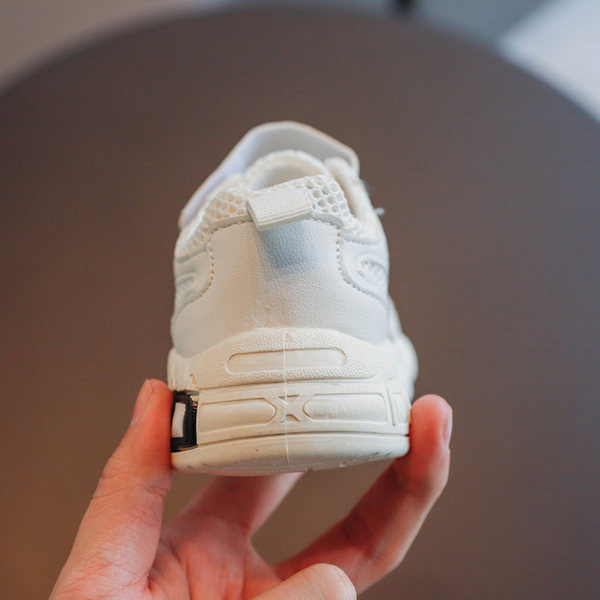 Ležerne dječje tenisice s naljepnicama u bijeloj boji