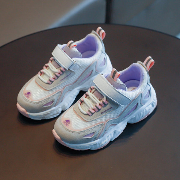 Novi model dječjih tenisica u tri boje sa naljepnicama i vezicama