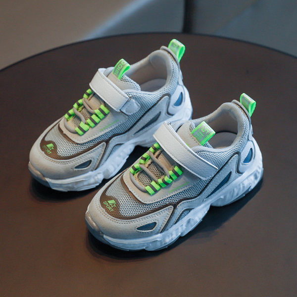 Novi model dječjih tenisica u tri boje sa naljepnicama i vezicama