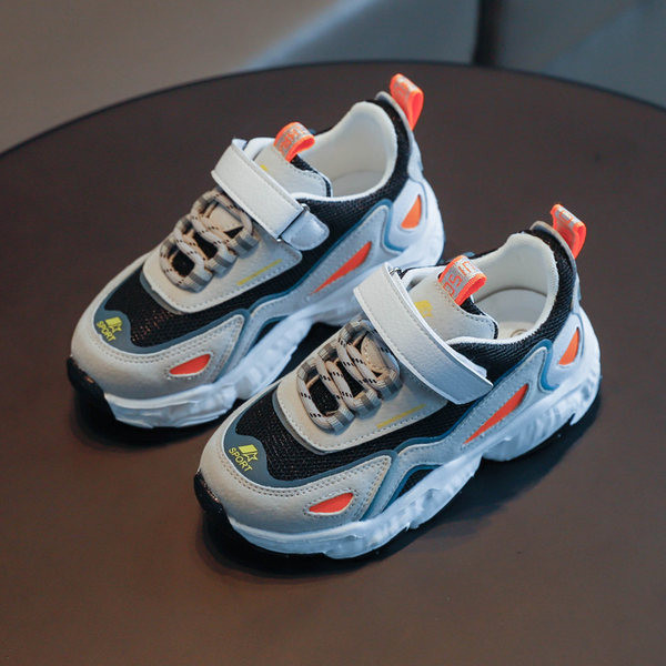 Novi model dječjih tenisica u tri boje sa naljepnicama i vezicama