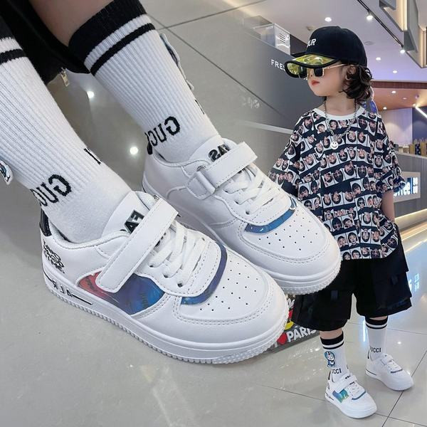 Dječje tenisice s naljepnicama i vezicama u bijeloj boji