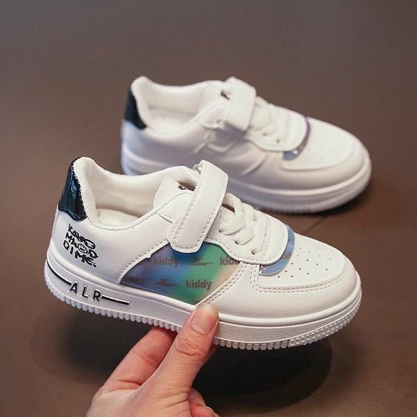 Dječje tenisice s naljepnicama i vezicama u bijeloj boji