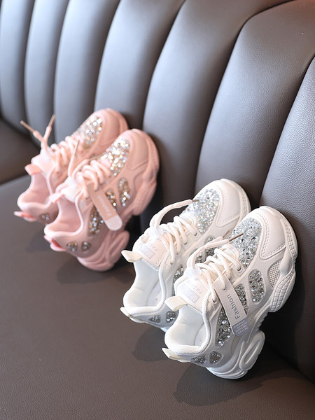 Jauns bērnu kedu modelis meitenēm rozā un baltā krāsā ar brokātu un uzlīmi