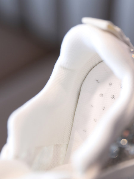 Jauns bērnu kedu modelis meitenēm rozā un baltā krāsā ar brokātu un uzlīmi