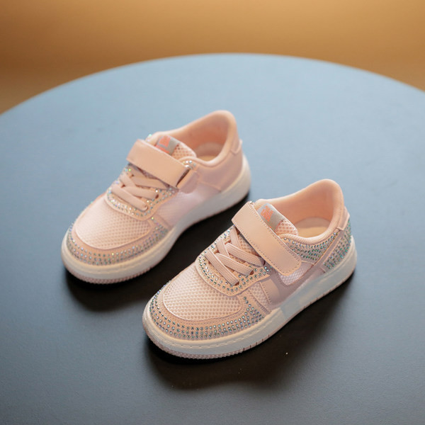 Moderne dječje tenisice s kamenčićima i naljepnicom