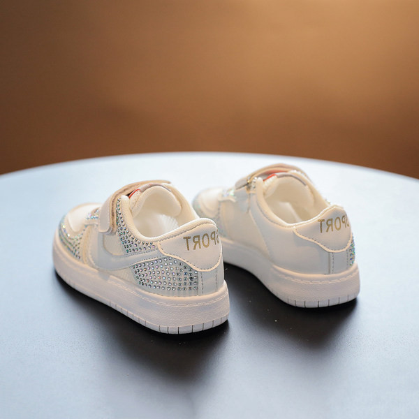 Moderne dječje tenisice s kamenčićima i naljepnicom