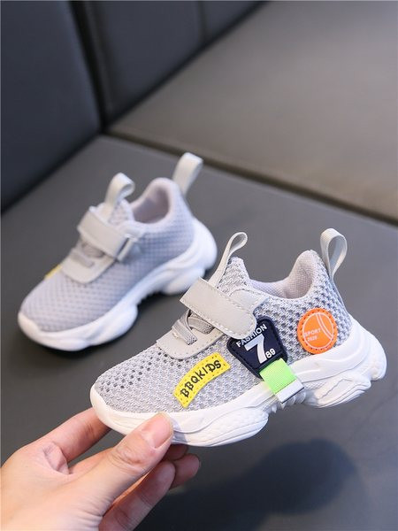 Novi model dječjih tenisica sa 3D aplikacijama i naljepnicom na tkanini