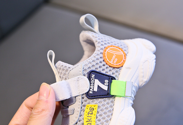 Novi model dječjih tenisica sa 3D aplikacijama i naljepnicom na tkanini