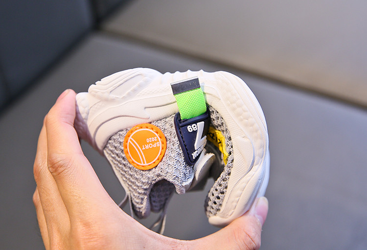 Novi model dječjih tenisica sa 3D aplikacijama i naljepnicom na tkanini