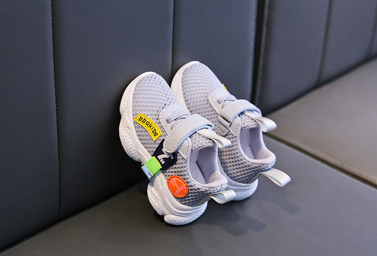 Novi model dječjih tenisica sa 3D aplikacijama i naljepnicom na tkanini