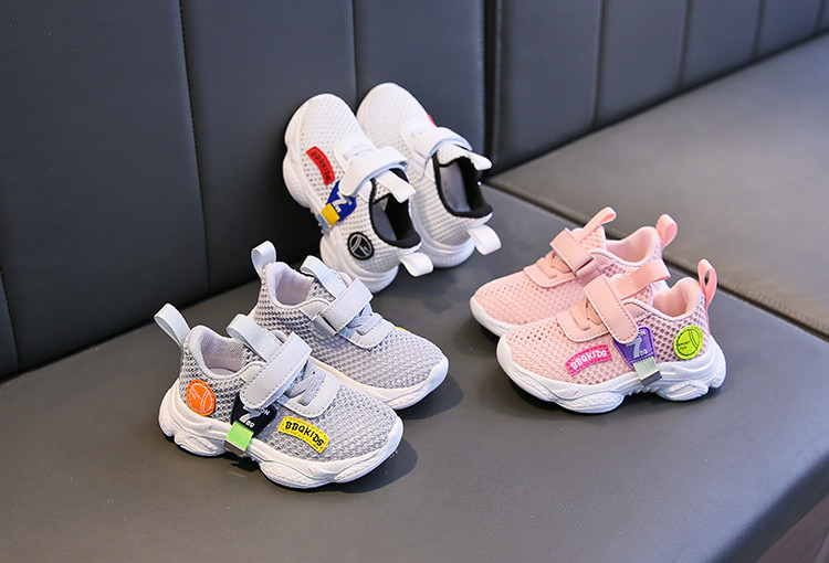 Novi model dječjih tenisica sa 3D aplikacijama i naljepnicom na tkanini