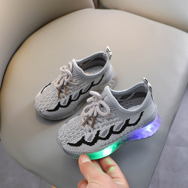 Novi model svjetlećih tenisica sa vezicama