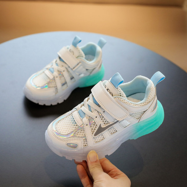 Sportske i svakodnevne dječje tenisice s mrežicom i naljepnicom