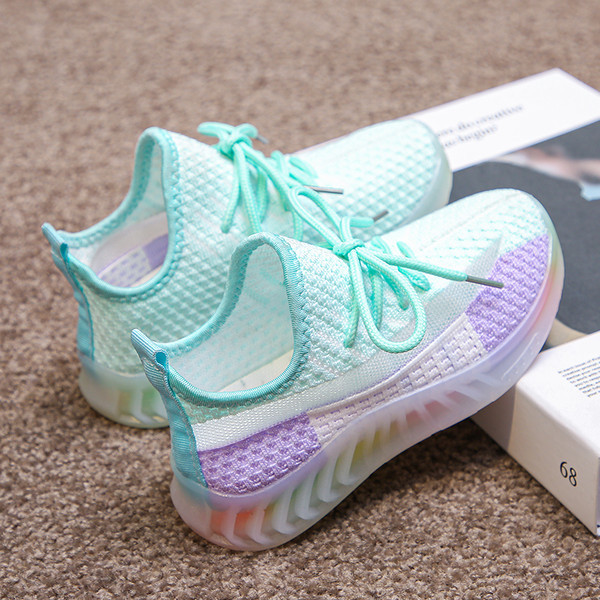 Novi model dječjih tenisica s tekstilnim vezicama