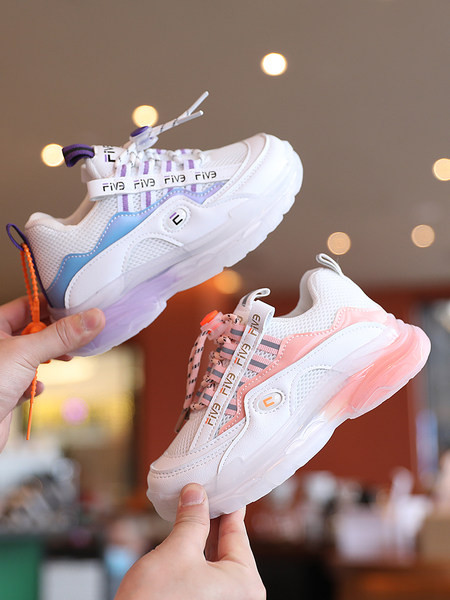 Moderne dječje tenisice s vezicama od eko kože s 3D elementima