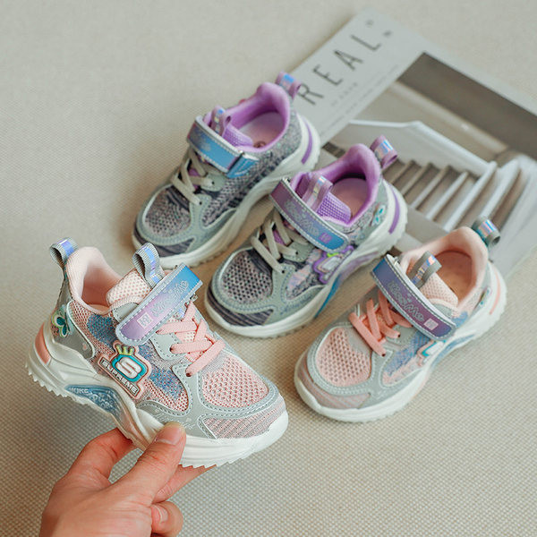 Moderne tenisice u boji od mrežaste tkanine