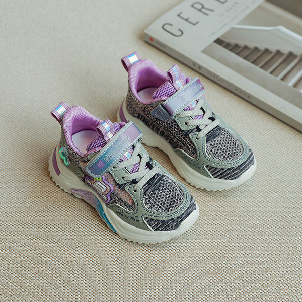 Moderne tenisice u boji od mrežaste tkanine