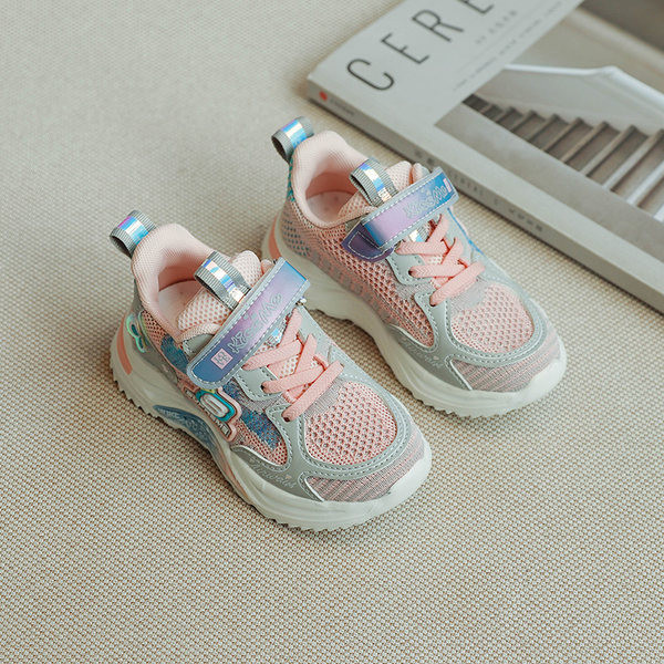 Moderne tenisice u boji od mrežaste tkanine