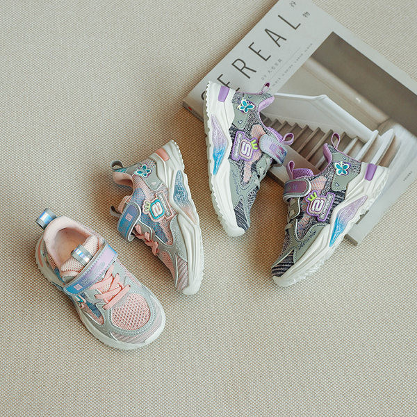 Moderne tenisice u boji od mrežaste tkanine