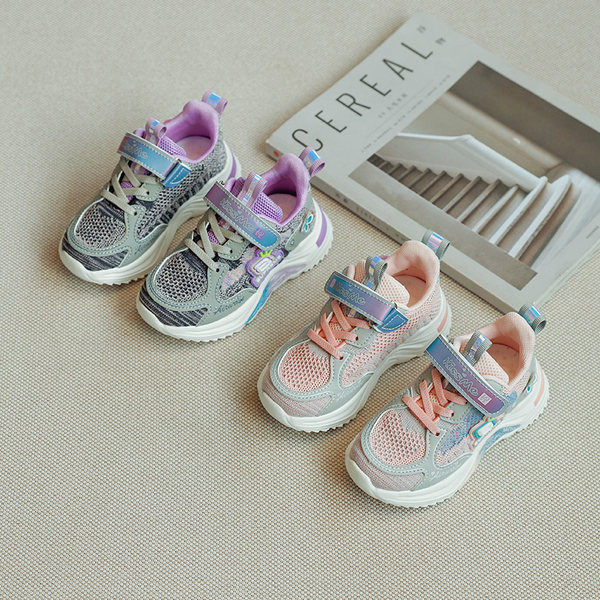 Moderne tenisice u boji od mrežaste tkanine