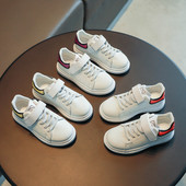 Običan model dječjih tenisica od eko kože sa vezicama i naljepnicama