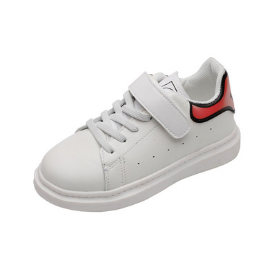 Običan model dječjih tenisica od eko kože sa vezicama i naljepnicama