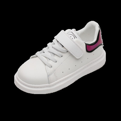 Običan model dječjih tenisica od eko kože sa vezicama i naljepnicama