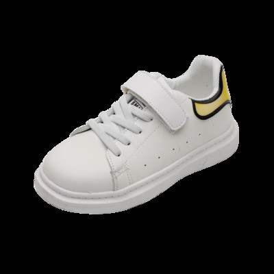 Običan model dječjih tenisica od eko kože sa vezicama i naljepnicama