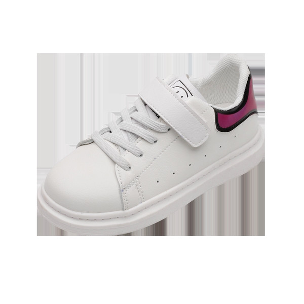 Običan model dječjih tenisica od eko kože sa vezicama i naljepnicama