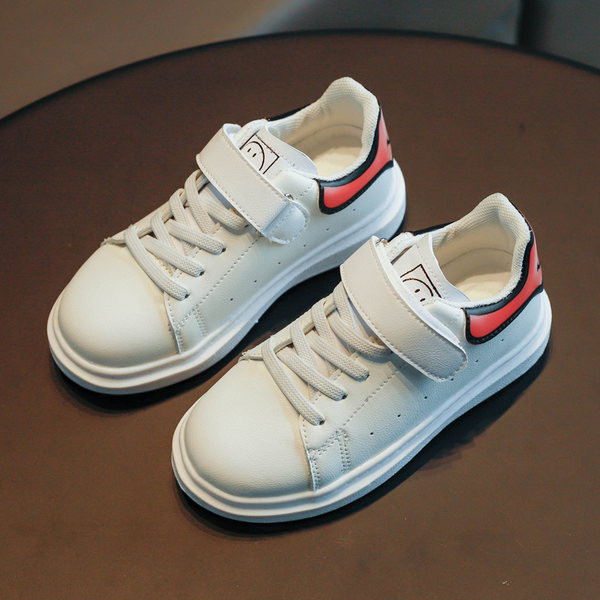 Običan model dječjih tenisica od eko kože sa vezicama i naljepnicama