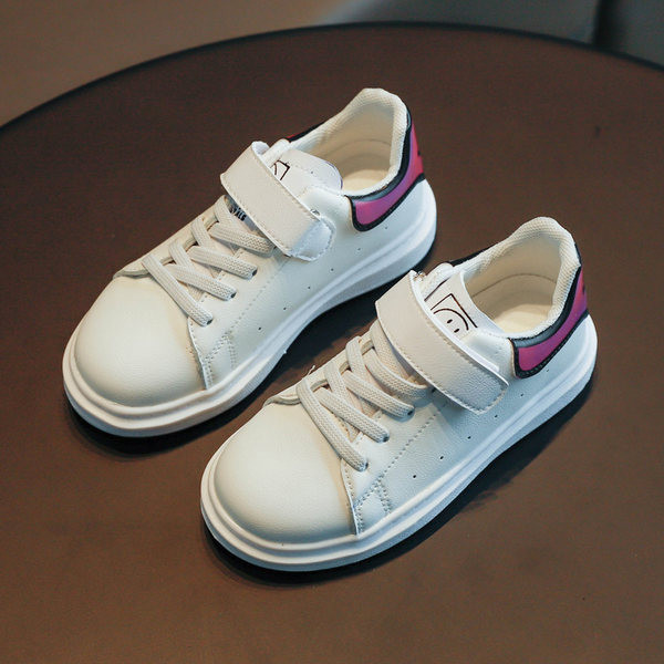 Običan model dječjih tenisica od eko kože sa vezicama i naljepnicama