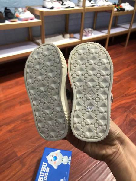 Moderne dječje tenisice s mrežicom i čičkom