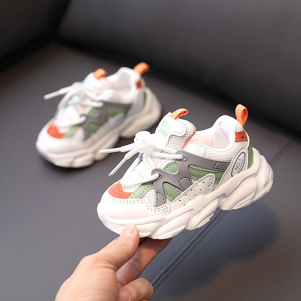 Novi model dječjih tenisica s grubim đonom i vezicama