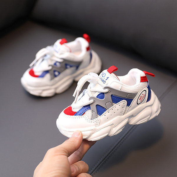 Novi model dječjih tenisica s grubim đonom i vezicama