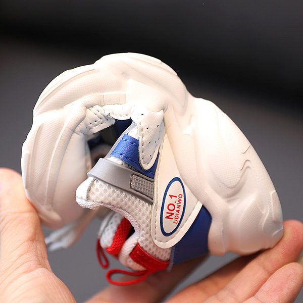 Novi model dječjih tenisica s grubim đonom i vezicama